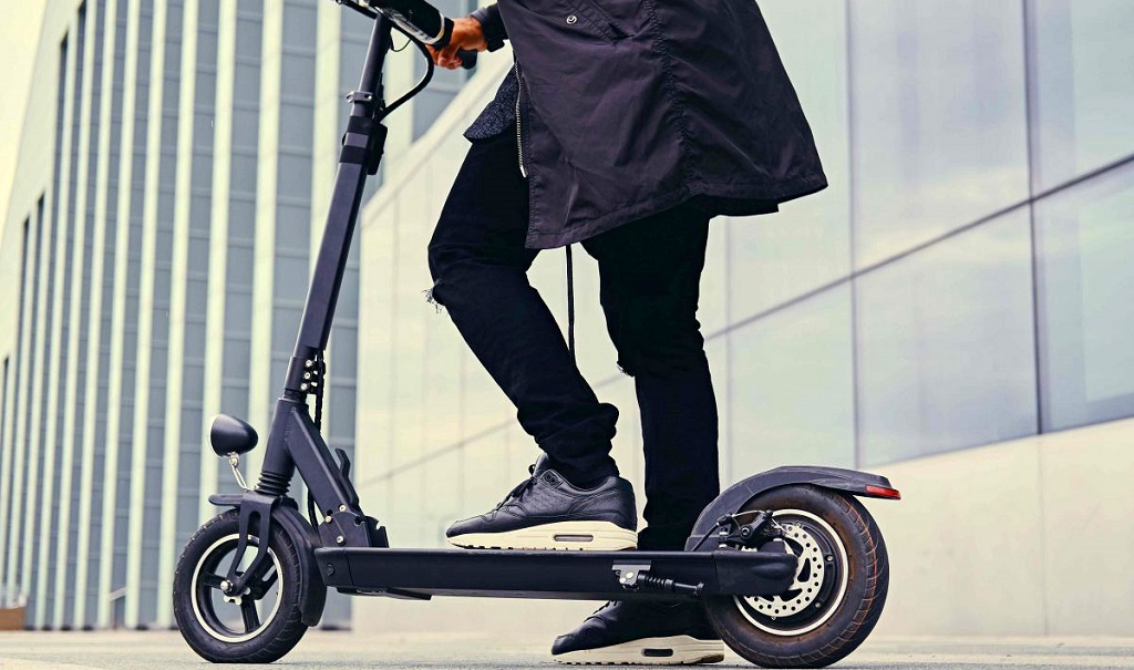 Noha rendkívül balesetveszélyes, mégsem büntethető az elektromos rollerrel közlekedő